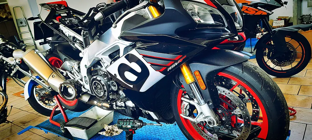 Aprilia RSV4 sui cavalletti in officina