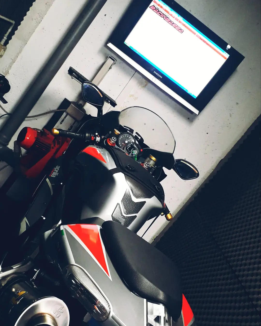 Moto sul banco prova davanti allo schermo con i dati