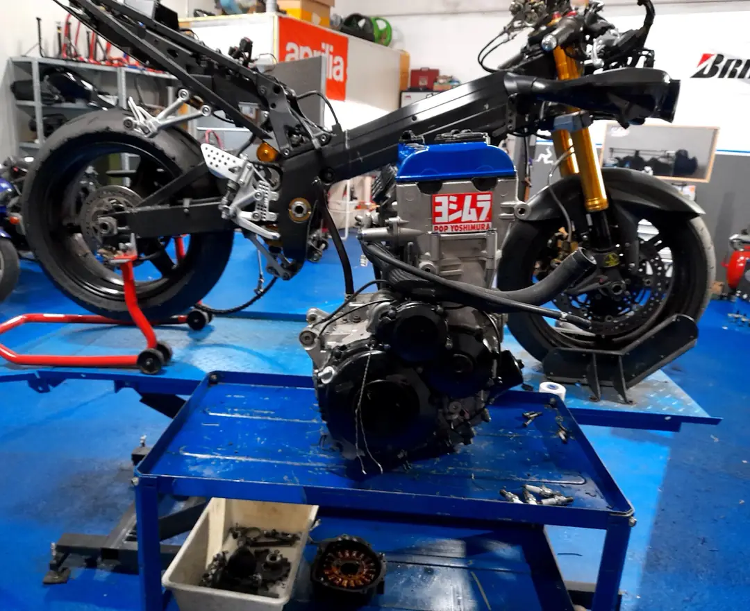 Motore smontato sul banco, sotto il telaio della moto