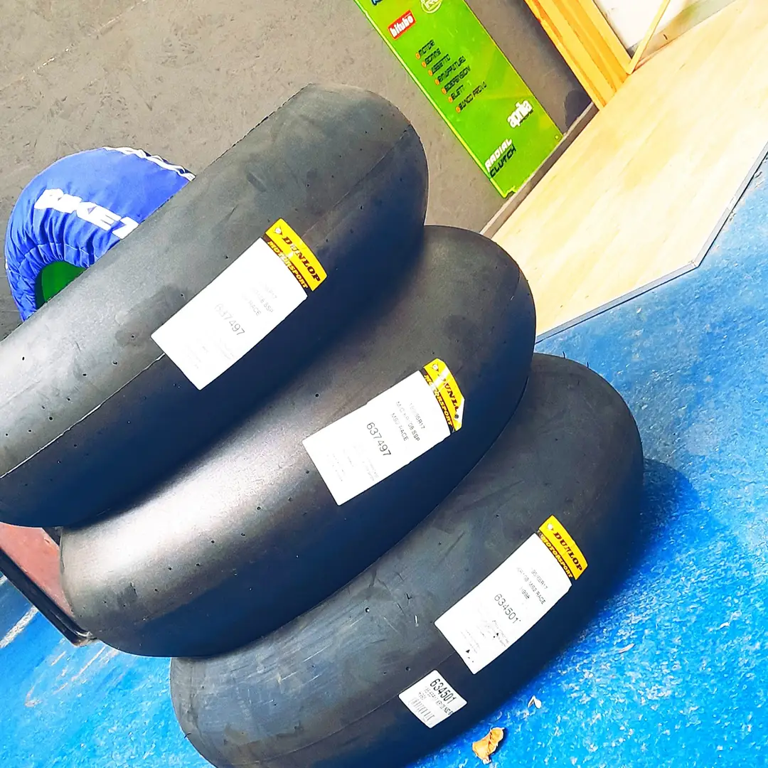 Tre gomme slick e una termocoperta in officina