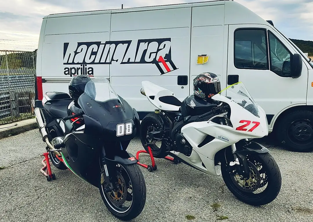 Furgone RacingArea con due moto da pista sui cavalletti